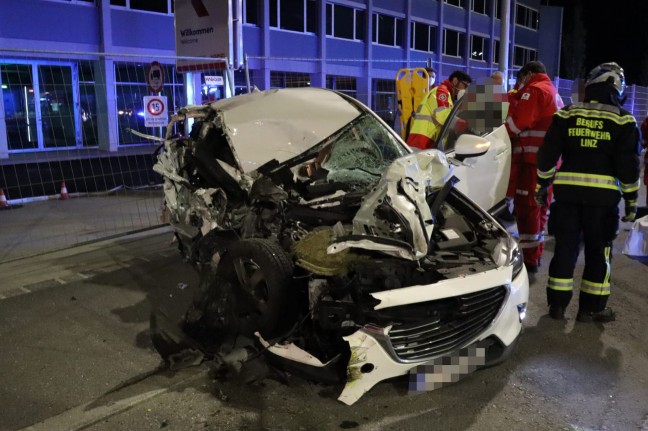 PKW kollidierte auf Bahnbergang in Linz-Industriegebiet-Hafen mit Verschublokomotive