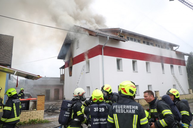 Großbrand bei Wohnhaus in Attnang-Puchheim ausgebrochen