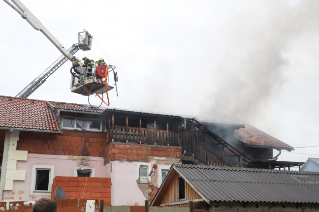 Großbrand bei Wohnhaus in Attnang-Puchheim ausgebrochen