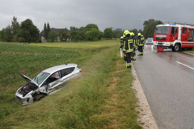 Auto nach Verkehrsunfall in Steinerkirchen an der Traun in Feld gelandet