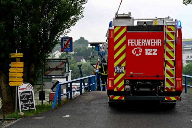 Bootseinsatz der Feuerwehr: Baumstamm blockierte Donaufähre in Ottensheim