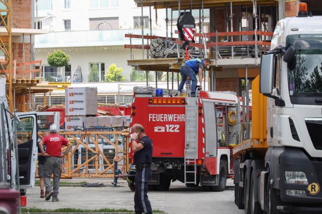 Arbeiter auf Baustelle in Bad Schallerbach von Kranelement getroffen und dabei schwer verletzt