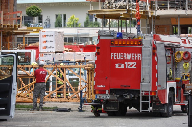 Arbeiter auf Baustelle in Bad Schallerbach von Kranelement getroffen und dabei schwer verletzt