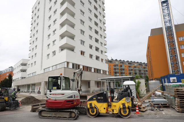 Personenrettung: Arbeiter auf Baustelle in Leonding in Lichtschacht gestrzt