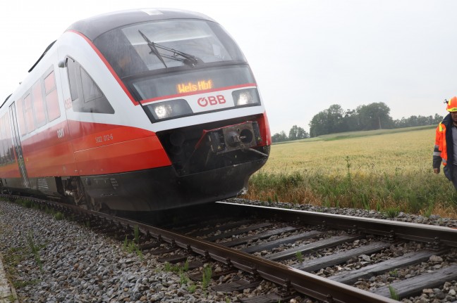 Auto auf Bahnübergang in Pettenbach von Regionalzug der Almtalbahn erfasst