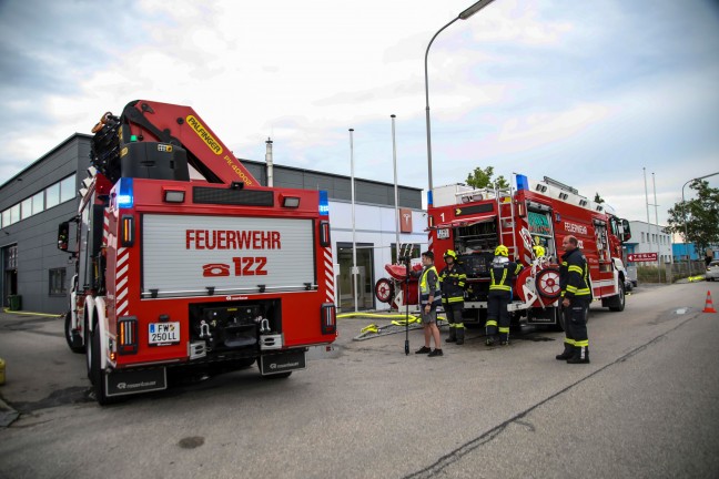 Batterie ausgebaut: Spezielle Löschtaktik seitens der Feuerwehr bei Brand bei Elektroauto in Traun