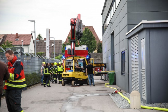 Batterie ausgebaut: Spezielle Löschtaktik seitens der Feuerwehr bei Brand bei Elektroauto in Traun