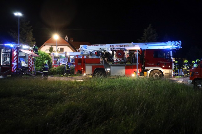 Ältere Dame und Pflegerin bei Zimmerbrand in Kremsmünster aus Wohnhaus gerettet