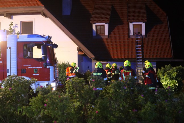 Ältere Dame und Pflegerin bei Zimmerbrand in Kremsmünster aus Wohnhaus gerettet