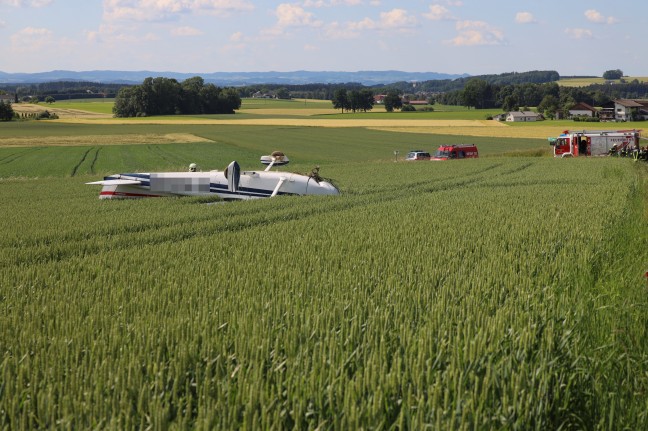 Flugunfall: Kleinflugzeug schiet auf Flugplatz Laakirchen-Gschwandt ber Landebahn hinaus