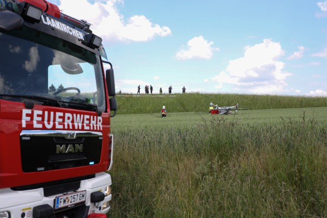 Flugunfall: Kleinflugzeug schiet auf Flugplatz Laakirchen-Gschwandt ber Landebahn hinaus