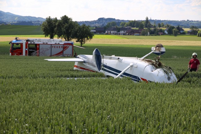 Flugunfall: Kleinflugzeug schießt auf Flugplatz Laakirchen-Gschwandt über Landebahn hinaus