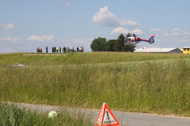 Flugunfall: Kleinflugzeug schiet auf Flugplatz Laakirchen-Gschwandt ber Landebahn hinaus