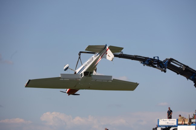 Flugunfall: Kleinflugzeug schiet auf Flugplatz Laakirchen-Gschwandt ber Landebahn hinaus