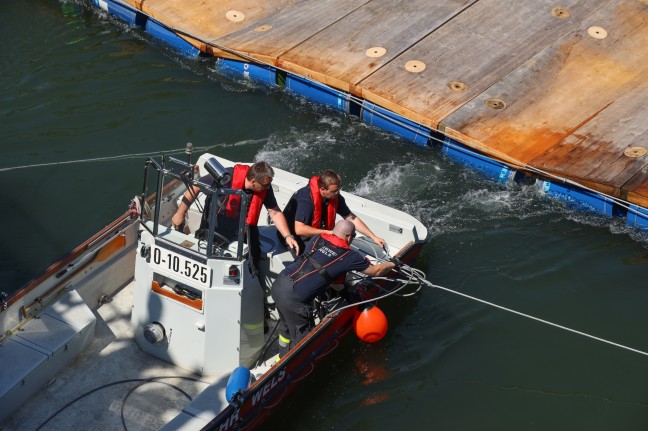 Bootseinsatz der Feuerwehr auf der Traun wegen auseinandergebrochenem Steg nach Sportveranstaltung