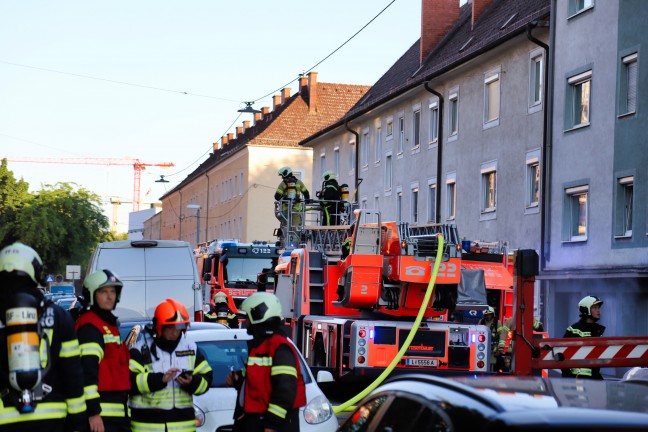 Größerer Einsatz der Feuerwehr bei Brand in Mehrparteienwohnhaus in Linz-Kaplanhof