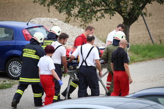 Feuerwehr und Rettungskrfte retten abgestrzten Arbeiter aus einem Silo