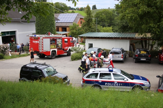 Feuerwehr und Rettungskrfte retten abgestrzten Arbeiter aus einem Silo