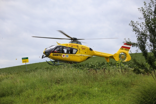 Feuerwehr und Rettungskrfte retten abgestrzten Arbeiter aus einem Silo