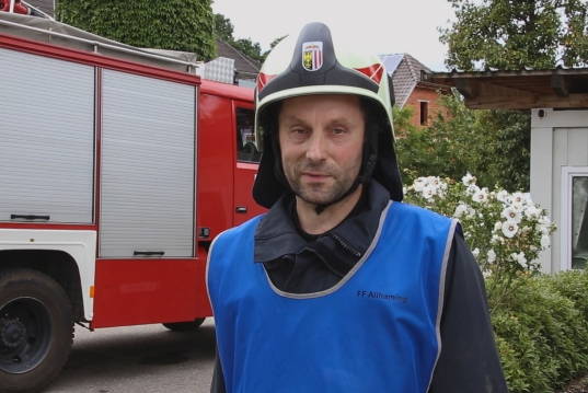 Feuerwehr und Rettungskrfte retten abgestrzten Arbeiter aus einem Silo