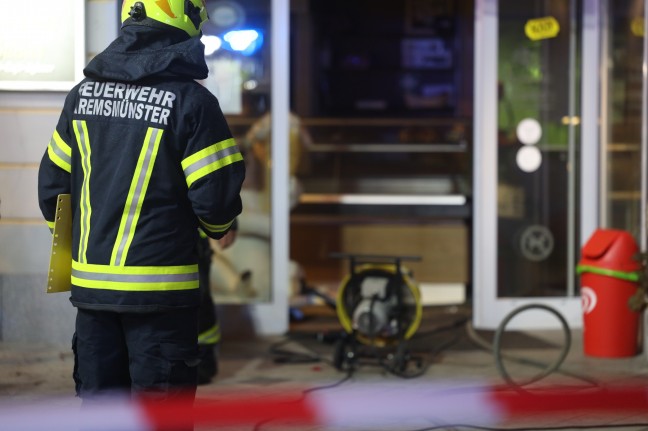 Drei Feuerwehren bei Brand in einem Kaffeehaus am Marktplatz in Kremsmünster im Einsatz