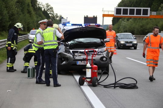 Verkehrsunfall zwischen LKW und PKW auf der Westautobahn bei Pucking