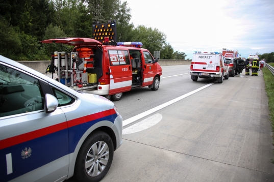 Verkehrsunfall zwischen LKW und PKW auf der Westautobahn bei Pucking