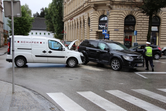 Heftiger Kreuzungscrash in der Welser Innenstadt sorgt fr Einsatz