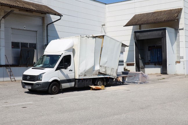 Kleintransporter bei Fahrt durch zu niedrige Bahnunterfhrung in Wels schwer beschdigt