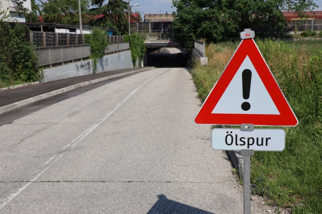 Kleintransporter bei Fahrt durch zu niedrige Bahnunterfhrung in Wels schwer beschdigt