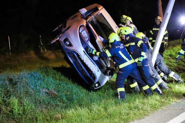 Verletzte Person bei Verkehrsunfall in Perg durch Feuerwehr aus Fahrzeug befreit