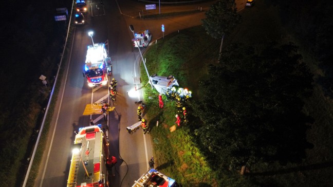 Verletzte Person bei Verkehrsunfall in Perg durch Feuerwehr aus Fahrzeug befreit