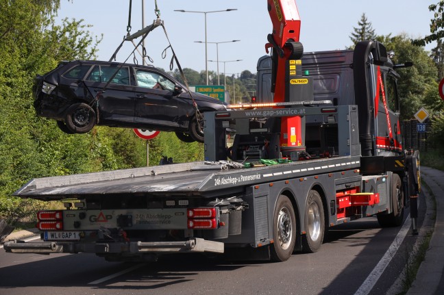 Auto bei schwerem Kreuzungscrash in Wels-Pernau überschlagen