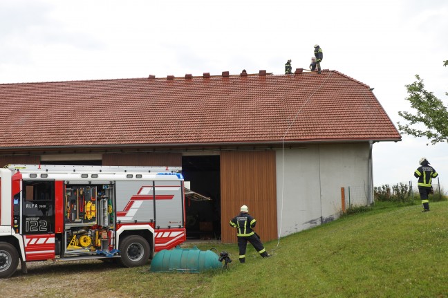 Blitzschlag löste Brand im Dachfirst eines landwirtschaftlichen Gebäudes in Allhaming aus