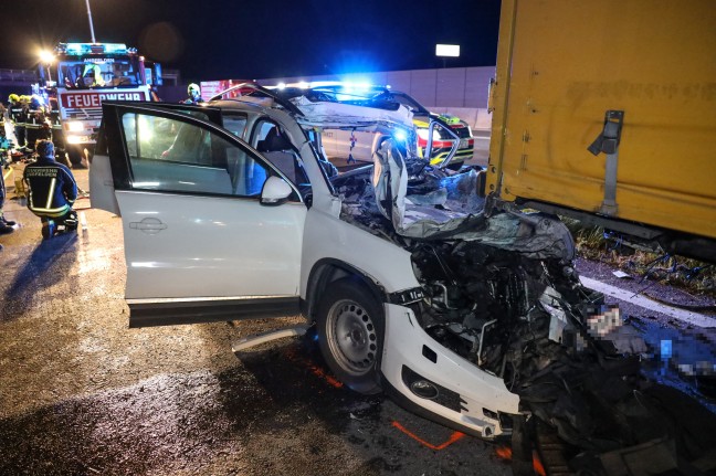 Schwerst eingeklemmt: Lenker auf Westautobahn bei Ansfelden nach Crash mit LKW aus Autowrack befreit