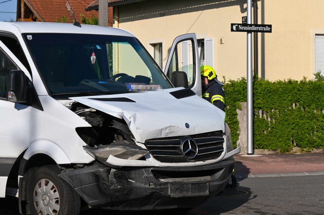 Auto bei Kreuzungsunfall in Traun in angrenzenden Garten geschleudert