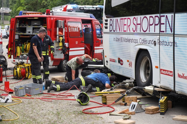 Motorradlenker bei schwerem Verkehrsunfall in Vöcklabruck unter Bus eingeklemmt