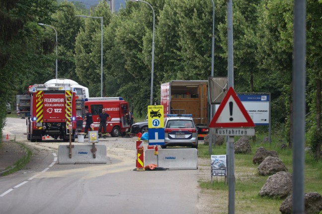 Motorradlenker bei schwerem Verkehrsunfall in Vöcklabruck unter Bus eingeklemmt