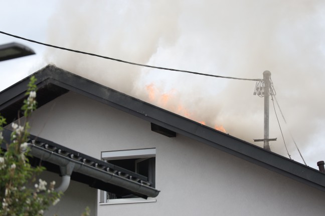 Großeinsatz von sieben Feuerwehren bei Dachstuhlbrand in Bad Schallerbach