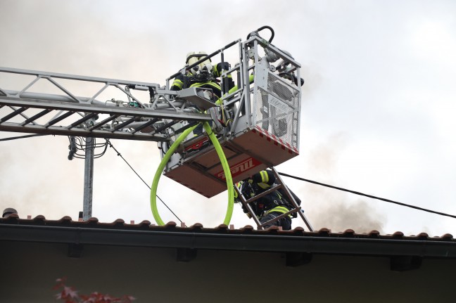 Groeinsatz von sieben Feuerwehren bei Dachstuhlbrand in Bad Schallerbach