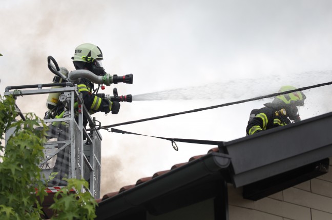 Großeinsatz von sieben Feuerwehren bei Dachstuhlbrand in Bad Schallerbach