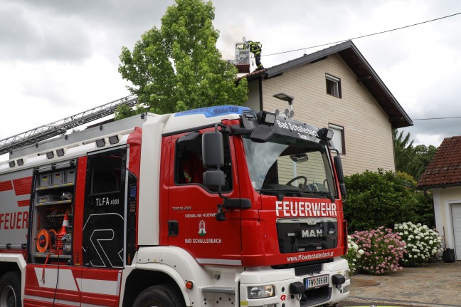 Groeinsatz von sieben Feuerwehren bei Dachstuhlbrand in Bad Schallerbach