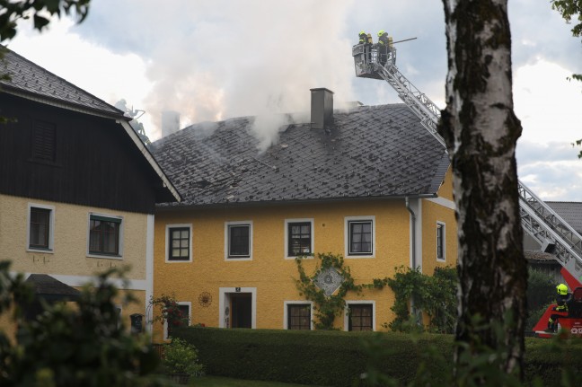 Dachstuhlbrand bei einem Wohnhaus in Vöcklabruck sorgt für Einsatz von vier Feuerwehren