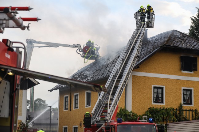 Dachstuhlbrand bei einem Wohnhaus in Vöcklabruck sorgt für Einsatz von vier Feuerwehren
