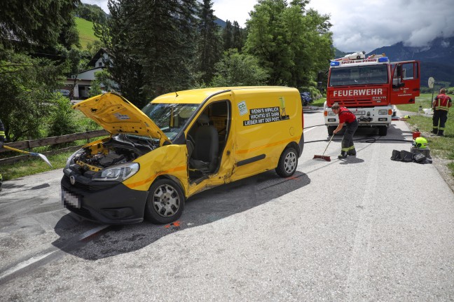 Schwere Kollision zwischen Postauto und PKW auf Pyhrnpass Straße in Spital am Pyhrn