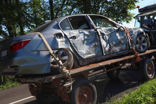 Auto in Pennewang von Straße abgekommen und seitlich gegen Baum gekracht