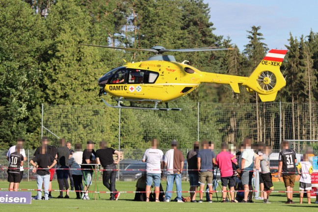 Notarzthubschrauber auf Fußballplatz in Pregarten nach internem Notfall im Einsatz