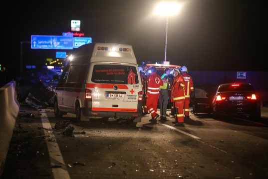 Schwerer Verkehrsunfall auf der Westautobahn bei Laakirchen