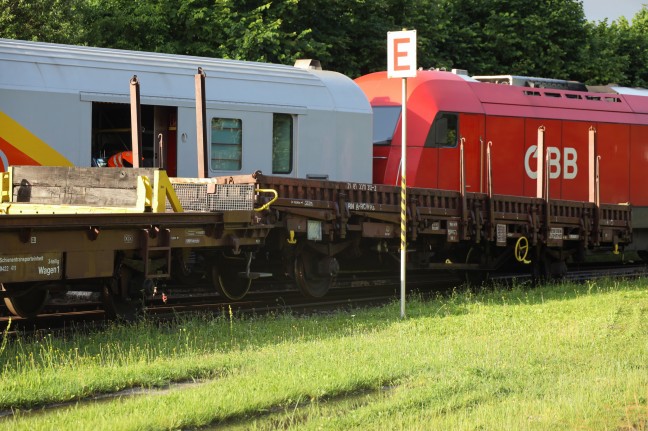 Almtalbahn nach kleinerem Zugunfall mit Baumaterialwaggons bei Scharnstein unterbrochen