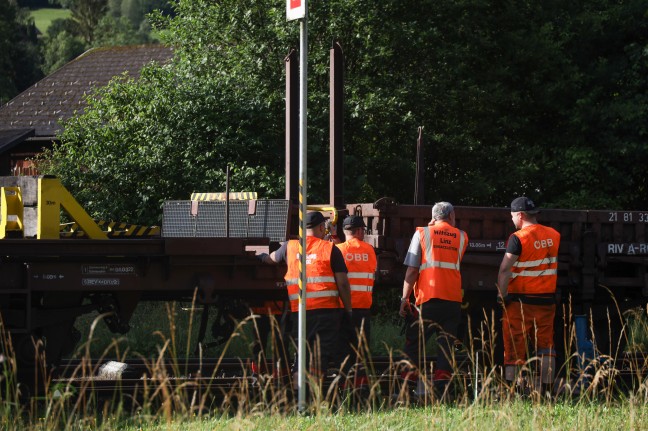 Almtalbahn nach kleinerem Zugunfall mit Baumaterialwaggons bei Scharnstein unterbrochen